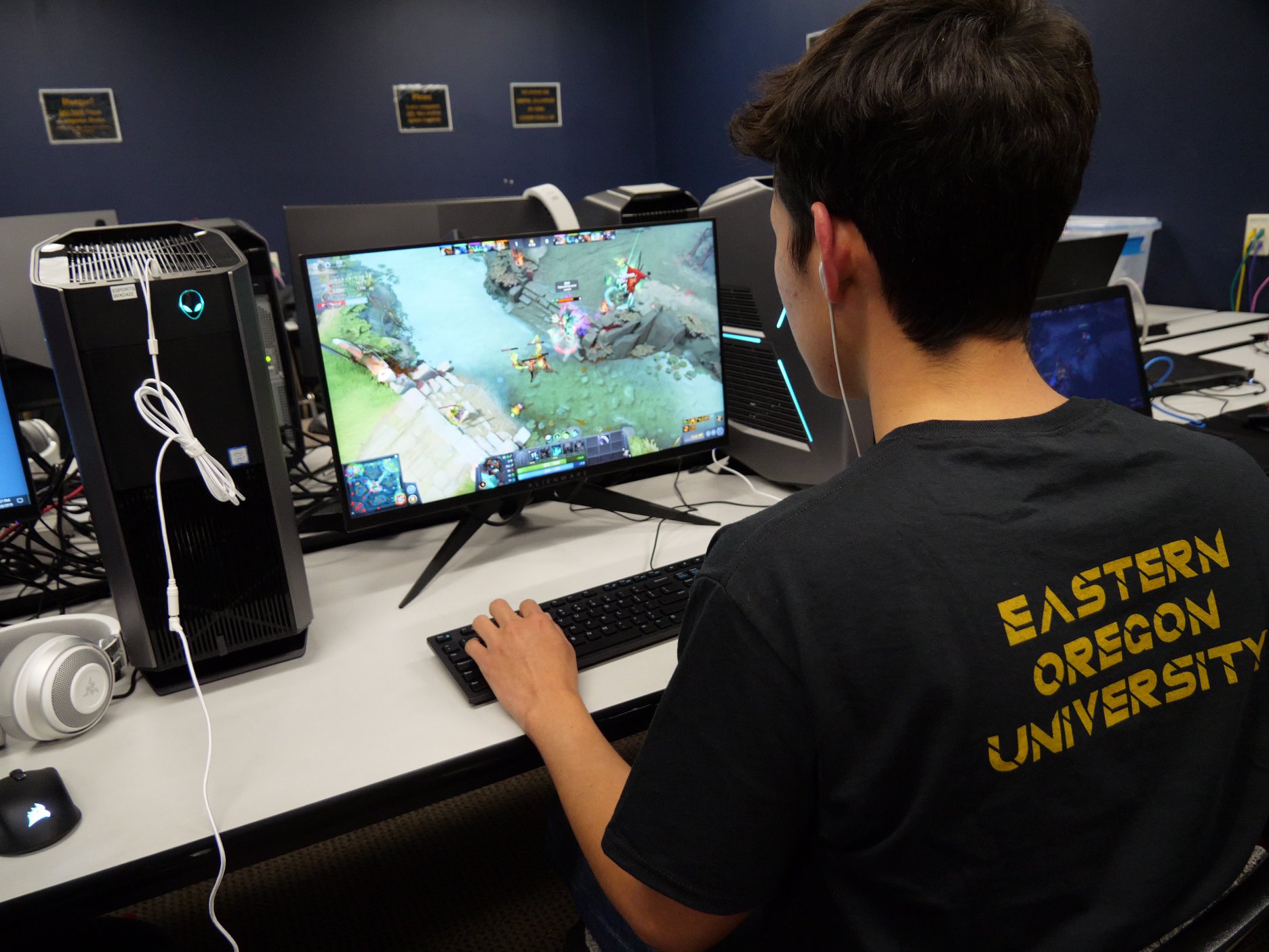 澳门金沙娱乐城app Esports Player playing a Game