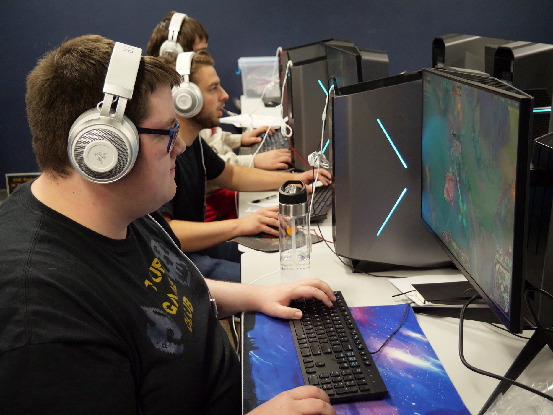 澳门金沙娱乐城app Esports Students Practicing