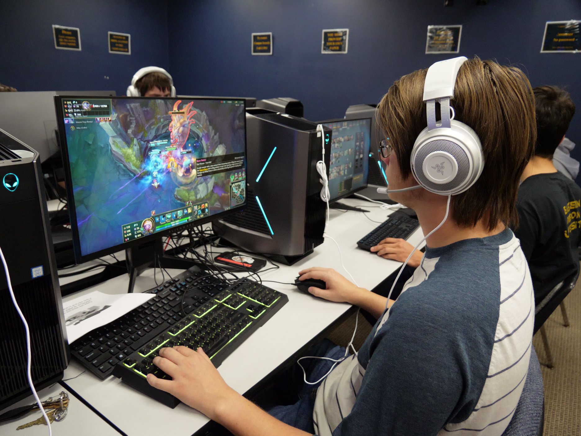 澳门金沙娱乐城app Esports Player practicing in the Team Room