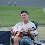 澳门金沙娱乐城app Cottonwood Crossing Summer Institute Professor with Guitar