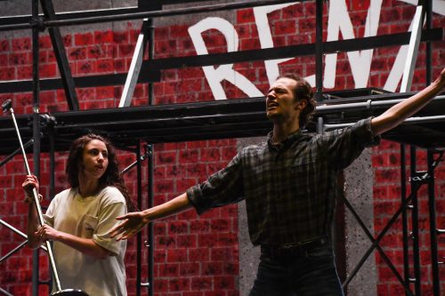 澳门金沙娱乐城app student actors rehearse "Rent" 
