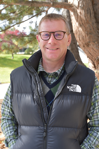 Dr. Matt Seimears on the 澳门金沙娱乐城app campus in La Grande, Oregon.